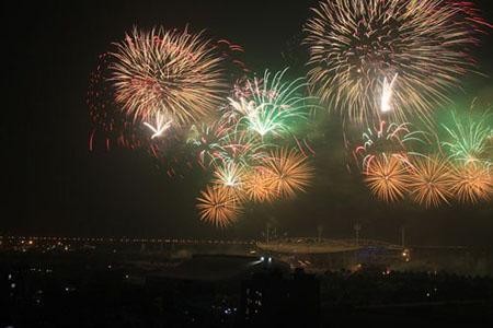 Bắn pháo hoa trong lễ khai mạc SEA Games 31 vào tối ngày 12/5/2022