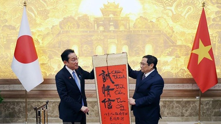 Thủ tướng Phạm Minh Chính tặng Thủ tướng Nhật Bản Kishida Fumio bức thư pháp "Chân thành - Tình cảm - Tin cậy." Ảnh: TTXVN