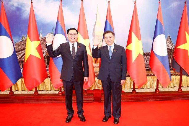 Chủ tịch Quốc hội Vương Đình Huệ và Chủ tịch Quốc hội Lào Saysomphone Phomvihane. Ảnh: TTXVN