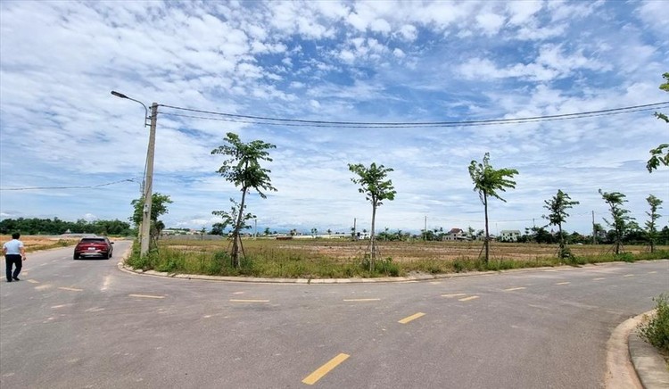 Một số lô đất tại khu dân cư ở thành phố Đông Hà được đấu giá cao hơn gấp đôi so với giá khởi điểm, sau đó khách hàng lại bỏ cọc