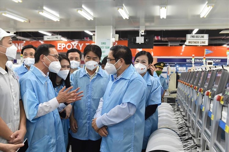 Thủ tướng Phạm Minh Chính thăm hỏi tình hình sản xuất, lao động và công tác phòng chống dịch tại nhà máy của Samsung năm 2021. Ảnh: Hải Nguyễn