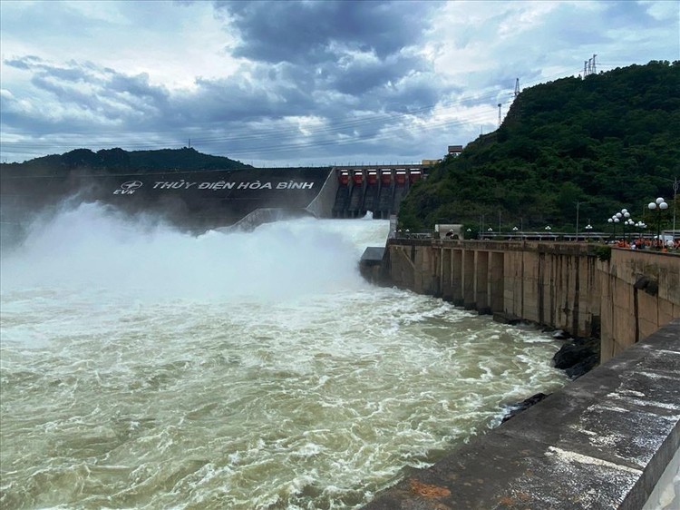 Thủy điện Hòa Bình xả lũ để đảm bảo an toàn hồ đập
