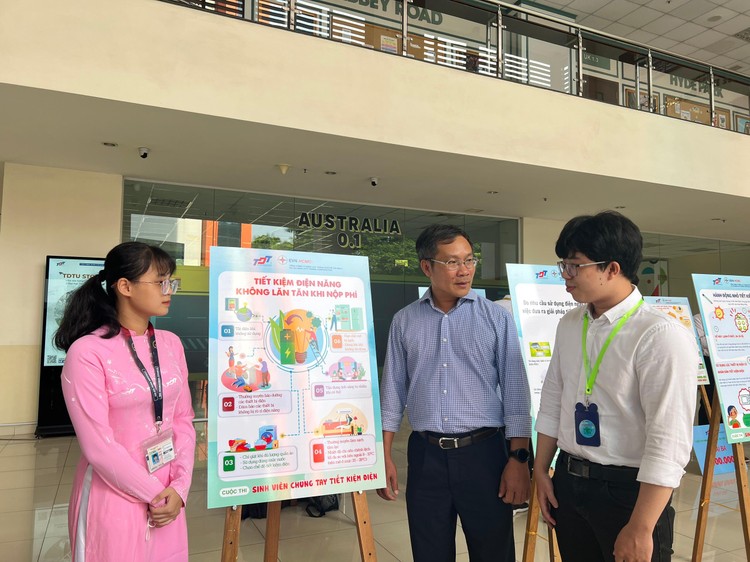 Ông Bùi Trung Kiên, Phó Tổng giám đốc Tổng Công ty Điện lực TP.HCM (giữa) cho biết cuộc thi giúp mọi người nâng cao ý thức tiết kiệm điện