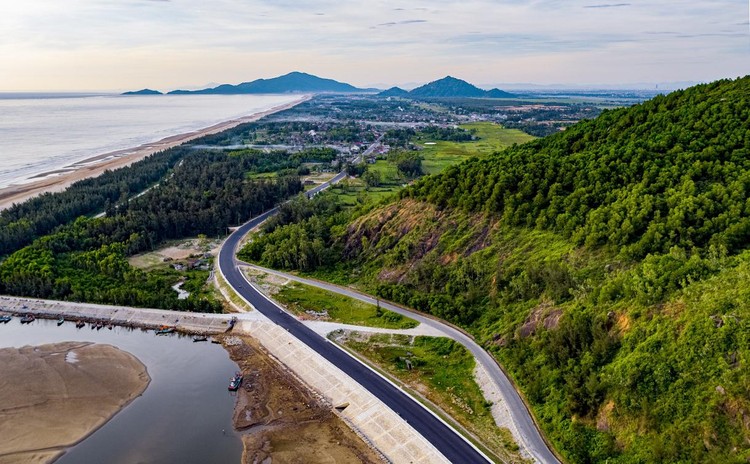 Dự án Nâng cấp tuyến đường ven biển Xuân Hội - Thạch Khê - Vũng Áng được hoàn thành trong năm 2020. Ảnh: Báo Hà Tĩnh
