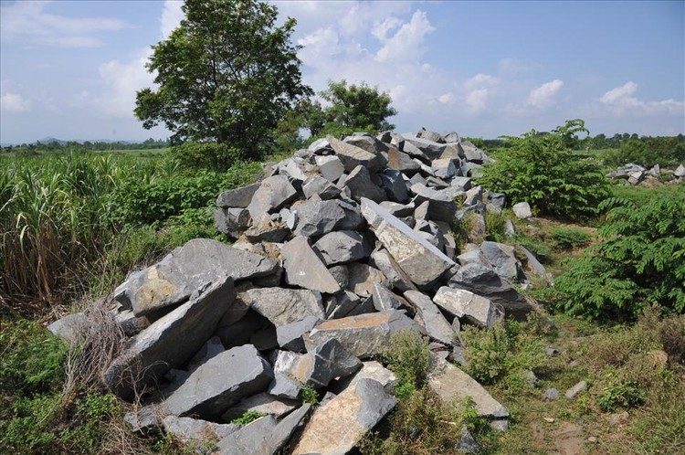 Nhiều mét khối đá granit được Công ty cổ phần Xây dựng - Thương mại Tú Mai khai thác và tập kết thành bãi để đưa về nhà máy.