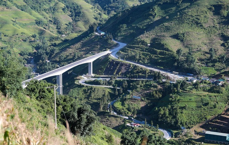 Cầu Móng Sến là một hạng mục trong công trình xây dựng tuyến đường nối đường cao tốc Nội Bài - Lào Cai lên thị xã Sa Pa.