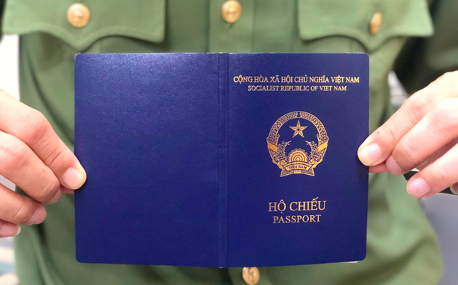 Hộ chiếu bìa xanh tím than Việt Nam mới áp dụng. (Ảnh: VNE)
