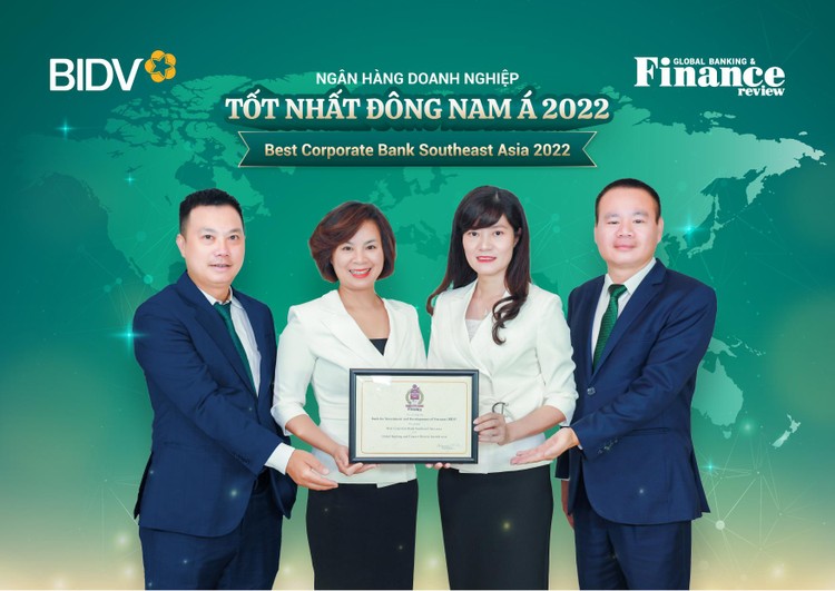 Đại diện BIDV nhận giải thưởng “Ngân hàng dành cho KHDN tốt nhất Đông Nam Á năm 2022”