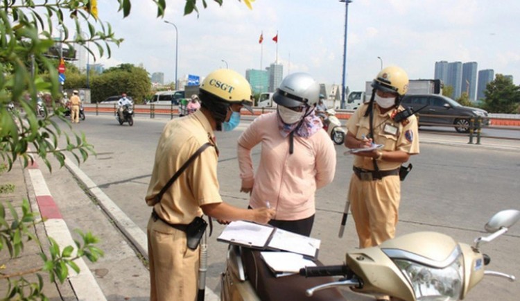Lực lượng CSGT xử phạt người vi phạm giao thông. Ảnh: VGP