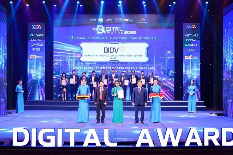"Giải pháp chuyển đổi thẻ Từ sang thẻ Chip trực tuyến trên ứng dụng BIDV SmartBanking” đã được trao giải thưởng Chuyển đổi số Việt Nam 2022