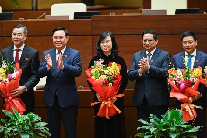 Thủ tướng và Chủ tịch Quốc hội tặng hoa những người vừa được bầu và phê chuẩn.