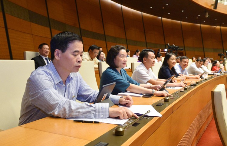 Các đại biểu bấm nút biểu quyết thông qua Nghị quyết về phân bổ ngân sách trung ương năm 2023