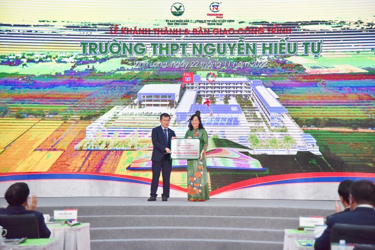 Đại diện lãnh đạo Công ty Trungnam Group bàn giao Trường THPT Nguyễn Hiếu Tự cho Sở Giáo dục và Đào tạo tỉnh Vĩnh Long.