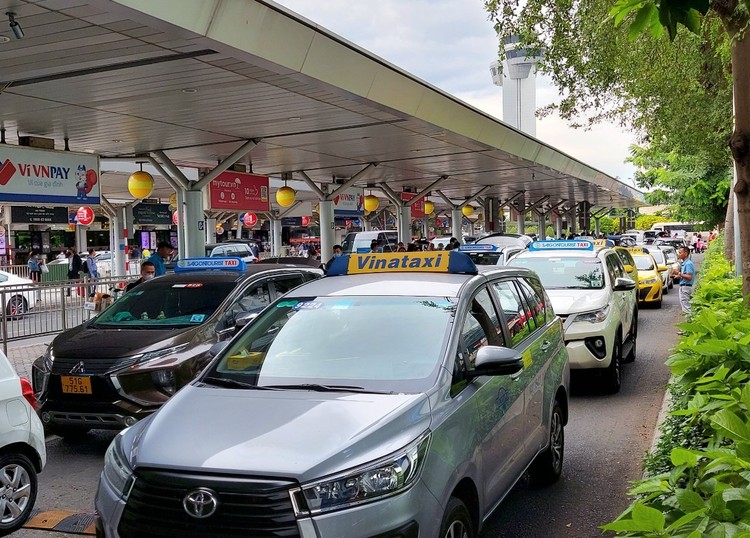 Việc đề xuất bố trí bãi đậu xe tạm cho taxi dừng đậu, chờ điều phối vào Sân bay Tân Sơn Nhất đón trả khách dự kiến trong một tháng phục vụ cao điểm Tết Nguyên đán Quý Mão 2023