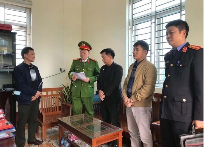 Ông Nguyễn Mạnh Tuân (ngoài cùng bên trái ảnh) bị khởi tố, bắt tạm giam. Ảnh: Công an Bắc Giang.