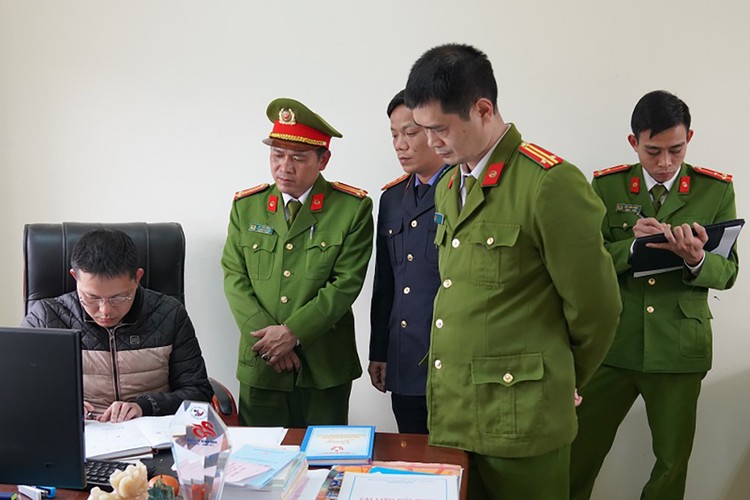 Cơ quan chức năng khám xét nơi làm việc của đối tượng Trịnh Thành Công, Giám đốc Trung tâm Đăng kiểm xe cơ giới 28-01S.