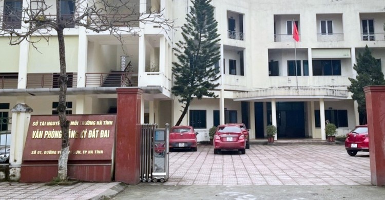Văn phòng đăng ký đất đai thuộc Sở TN&MT Hà Tĩnh, nơi có 8 cán bộ bị khởi tố, bắt tạm giam.