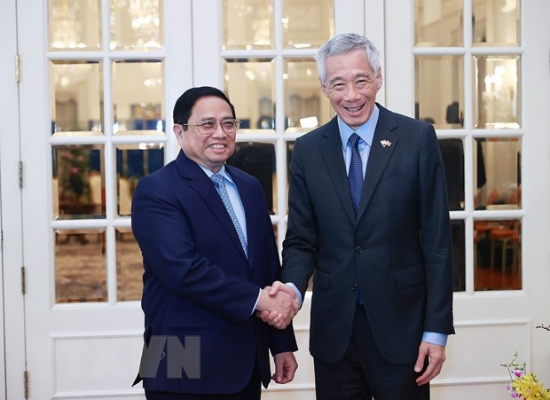 Thủ tướng Phạm Minh Chính bắt tay Thủ tướng Singapore Lý Hiển Long. Ảnh: TTXVN
