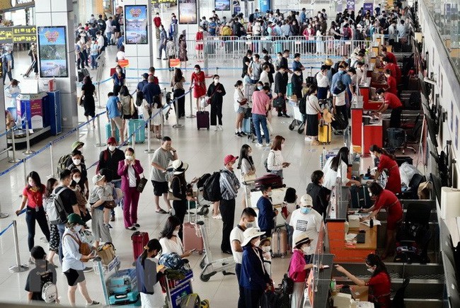 Hành khách làm thủ tục lên máy bay tại khu vực của hãng hàng không Vietjet ở Cảng hàng không quốc tế Nội Bài. Ảnh: Huy Hùng