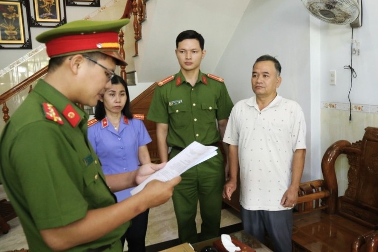 Cơ quan CSĐT Công an tỉnh Ninh Thuận đọc lệnh bắt tạm giam đối với Lê Tự Trị (áo trắng) Ảnh: Công an cung cấp.