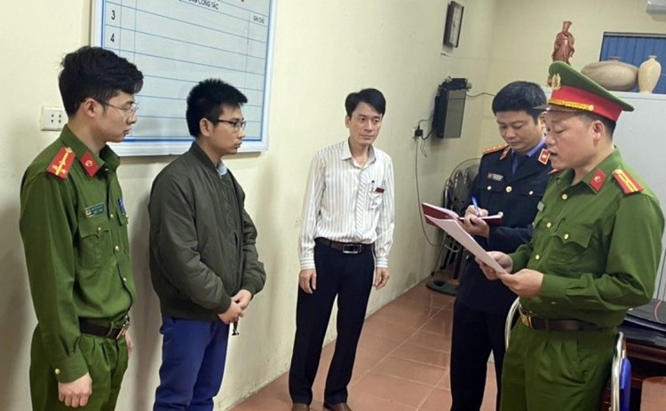 Cơ quan Cảnh sát điều tra Công an tỉnh Bắc Giang thực hiện các thủ tục tố tụng đối với bị can Nguyễn Văn Nhiên (đứng thứ 2 từ trái sang).