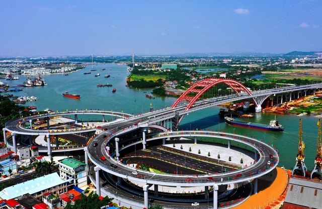 Cầu Hoàng Văn Thụ bắc qua sông Cấm nối phường Minh Khai, quận Hồng Bàng với xã Tân Dương, huyện Thủy Nguyên, TP. Hải Phòng