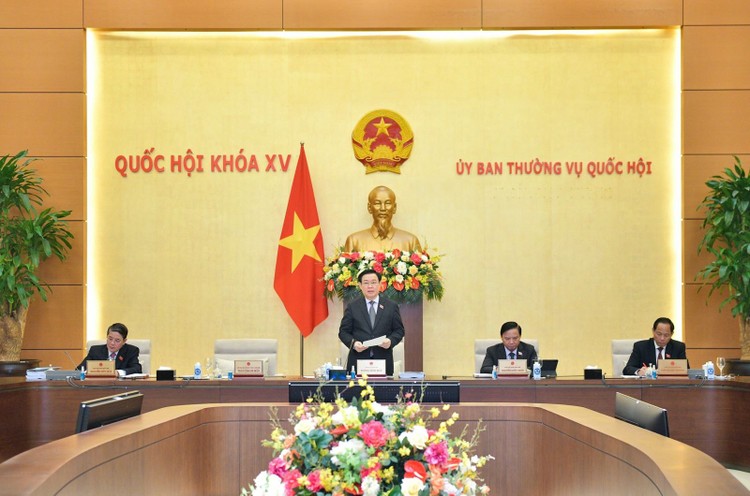 Chủ tịch Quốc hội Vương Đình Huệ phát biểu khai mạc phiên họp chuyên đề pháp luật tháng 4/2023.