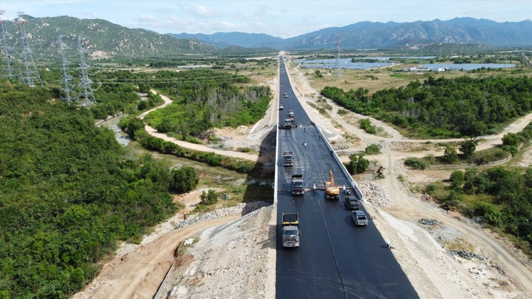 Tuyến cao tốc đoạn Vĩnh Hảo - Phan Thiết đang được các đơn vị thi công rốt ráo hoàn thiện các hạng mục cuối cùng để kịp đưa vào khai thác trước ngày 30/4/2023