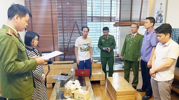 Cơ quan Cảnh sát điều tra Công an tỉnh Bắc Giang thực hiện các thủ tục tố tụng đối với bị can Hoàng Văn Quý (đứng ngoài cùng bên phải) hồi tháng 3/2023