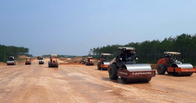 Các phương tiện đang thi công nền đường, vận chuyển đất san lấp trên đoạn tuyến dự án cao tốc Vạn Ninh - Cam Lộ