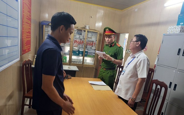 Cơ quan chức năng đọc lệnh khởi tố đối với Phạm Văn Hòa (người mặc áo xanh than).
