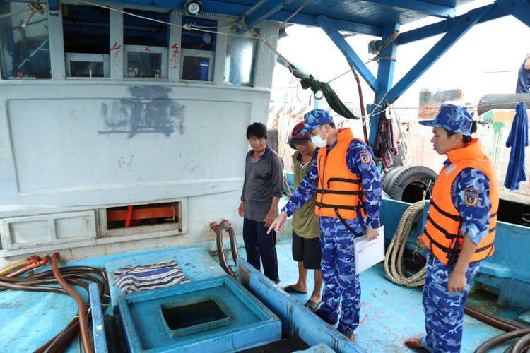 Lực lượng chức năng của Bộ Tư lệnh Vùng Cảnh sát biển 4 kiểm tra hàng hóa vi phạm.