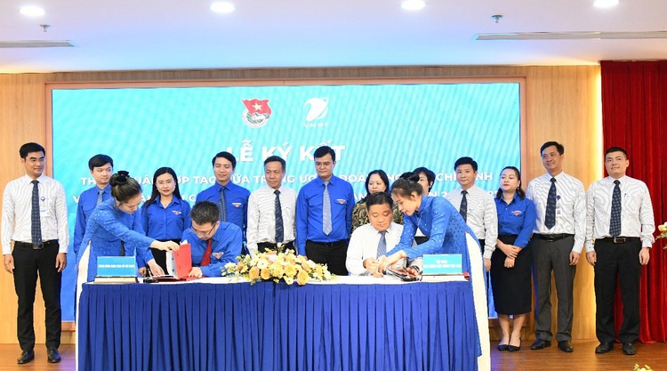Bí thư Trung ương Đoàn, Phó chủ nhiệm thường trực ủy ban quốc gia về thanh niên Việt Nam Nguyễn Tường Lâm (bên trái) và Tổng Giám đốc Tập đoàn VNPT Huỳnh Quang Liêm (bên phải) thực hiện ký kết thỏa thuận hợp