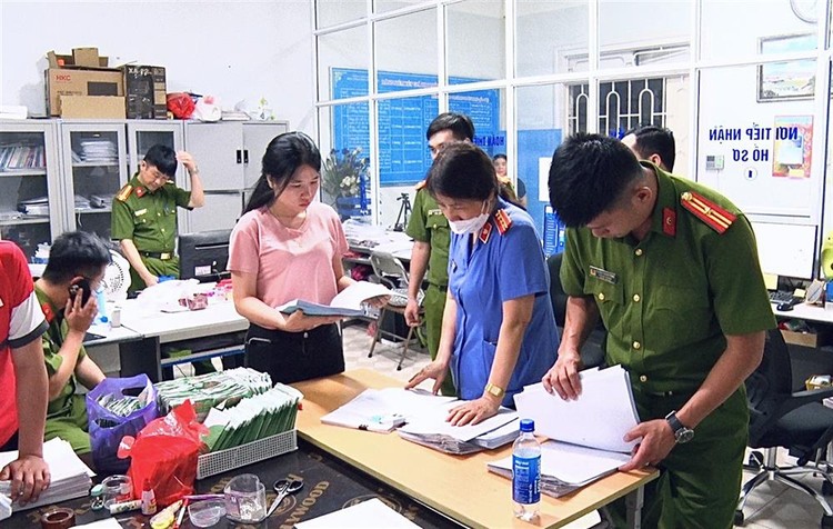 Cơ quan điều tra tiến hành khám xét tại Trung tâm Dạy nghề tư thục Tùng Linh