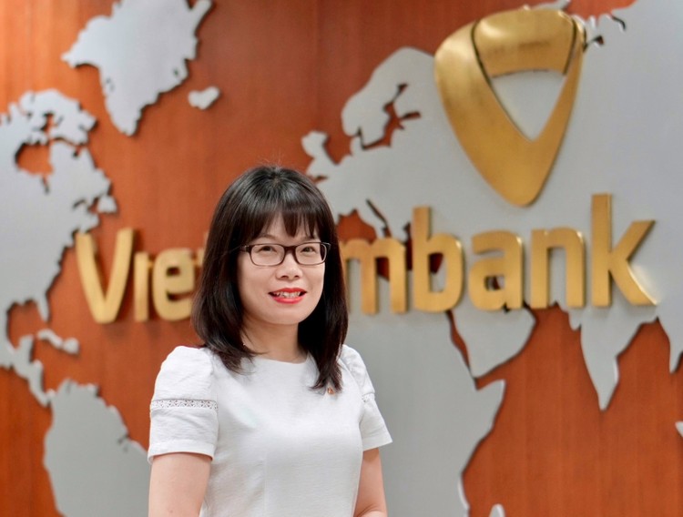 Bà Đoàn Hồng Nhung – Phó Giám đốc Khối bán lẻ Vietcombank