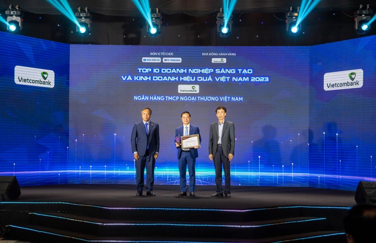 Đại diện Vietcombank, ông Lê Hoàng Tùng - Kế toán trưởng (đứng giữa) nhận chứng nhận từ BTC vinh danh Vietcombank dẫn đầu Top 10 ngân hàng sáng tạo và kinh doanh hiệu quả năm 2023