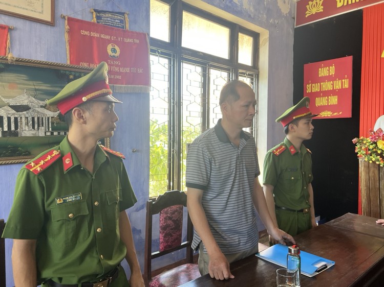 Cơ quan Cảnh sát điều tra Công an tỉnh Quảng Bình khám xét nơi làm việc của Nguyễn Thanh Long. Ảnh: CA Quảng Bình
