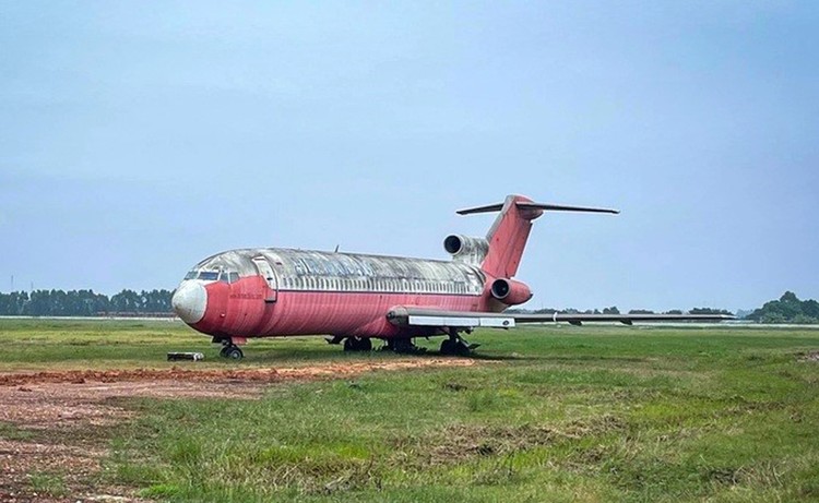 Máy bay Boeing B727-200 của hãng hàng không Royal Khmer Airlines bị bỏ rơi tại sân bay Nội Bài