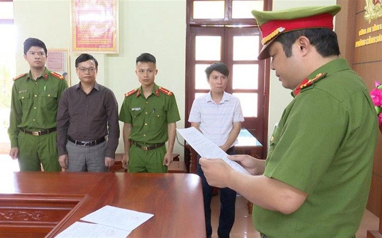 Cơ quan CSĐT Công an tỉnh Lai Châu thi hành Lệnh bắt bị can để tạm giam đối với Nguyễn Thanh Trì (áo sẫm màu) vào ngày 10/5/2023