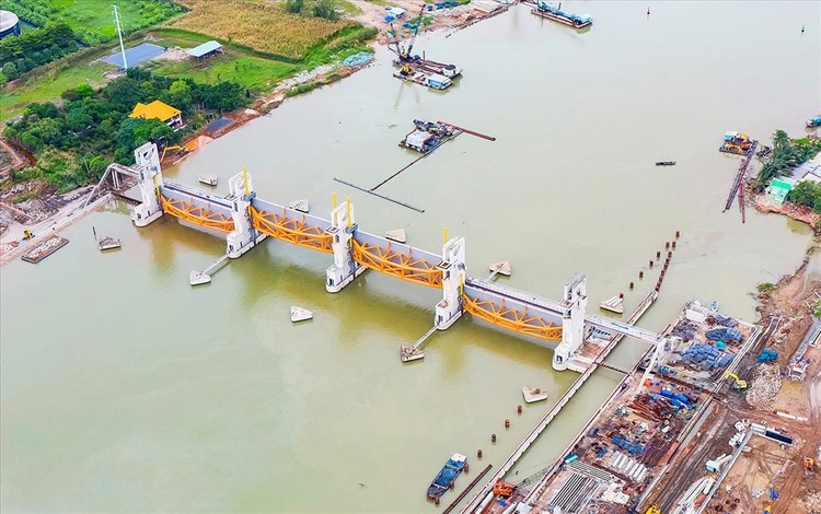 Cống ngăn triều Mương Chuối (huyện Nhà Bè) dài hơn 200m với 4 cửa van ngăn triều nặng từ 230 - 320 tấn đã được lắp. Ảnh: LĐ