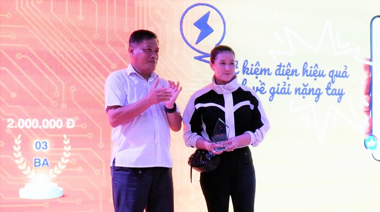 Ông Lê Anh Tuấn - Giám đốc Sở Công Thương Tây Ninh trao giải nhất cho đại diện hộ gia đình ông Nguyễn Văn Hồng