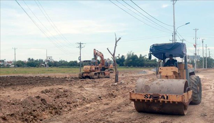 Công trình khu tái định cư xã Hòa An, huyện Phú Hòa, đang được gấp rút thi công để bàn giao cho các hộ dân.