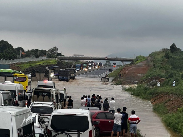 Phó Thủ tướng yêu cầu kiểm tra nguyên nhân gây ngập lụt tại đường cao tốc Phan Thiết - Dầu Giây.