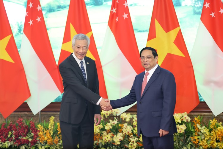 Thủ tướng Phạm Minh Chính chào mừng Thủ tướng Lý Hiển Long thăm chính thức Việt Nam. Ảnh: VGP
