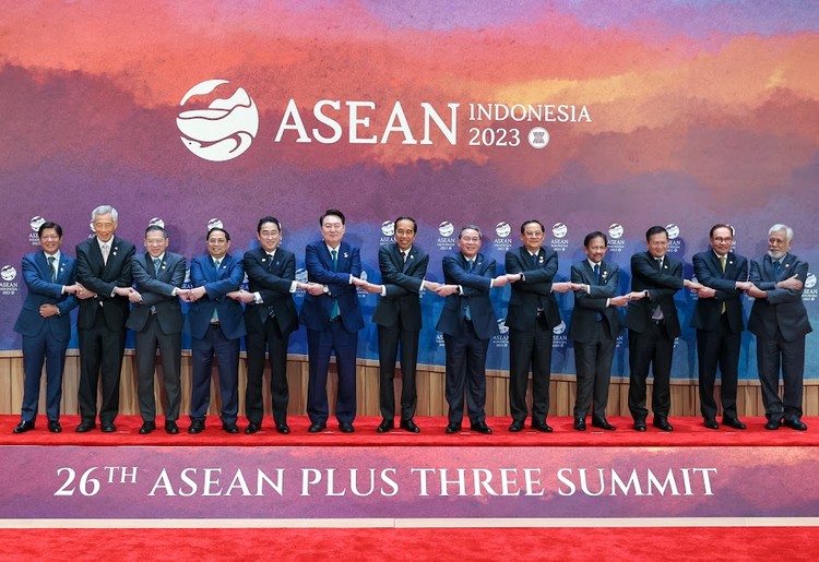 Thủ tướng Chính phủ Phạm Minh Chính cùng các nhà lãnh đạo dự Hội nghị Cấp cao ASEAN+3 (với Trung Quốc, Nhật Bản, Hàn Quốc). Ảnh: VGP
