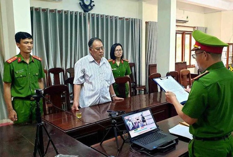 Nguyên Giám đốc Sở Tài chính Phú Yên (áo trắng) nhận quyết định khởi tố