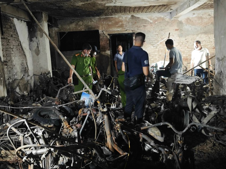 Hiện trường vụ cháy chung cư mini tại quận Thanh Xuân