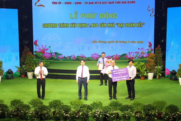Đại diện Tập đoàn TNG Holdings Vietnam trao tặng 5 tỷ đồng cho UB MTTQ tỉnh Hậu Giang