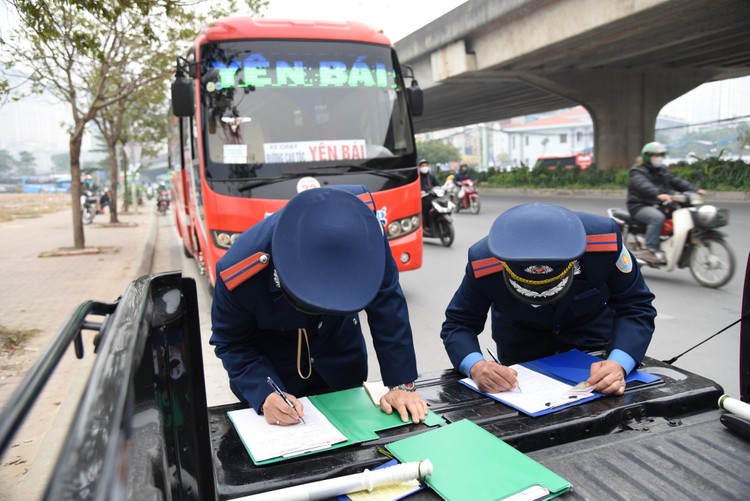 Lực lượng Thanh tra giao thông Hà Nội kiểm tra phương tiện. Ảnh minh họa