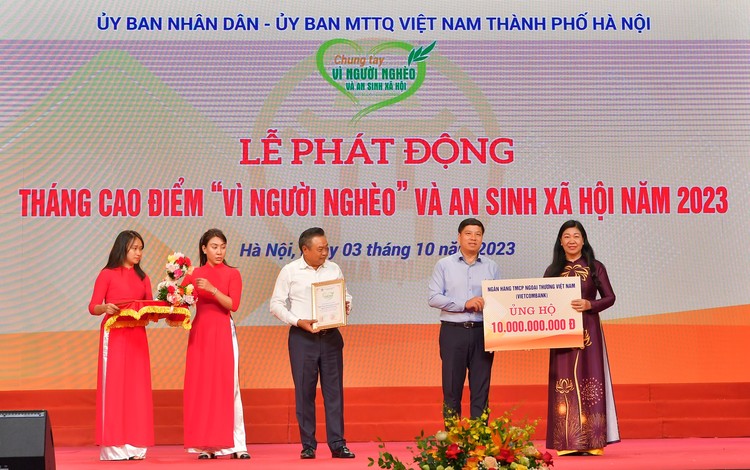 Ông Hồng Quang - Thành viên HĐQT kiêm Giám đốc Khối Nhân sự, Chủ tịch Công đoàn Vietcombank (thứ 2 từ phải sang) trao biển tượng trưng số tiền 10 tỷ đồng ủng hộ “Vì người nghèo” và an sinh xã hội TP. Hà Nội năm 2023 